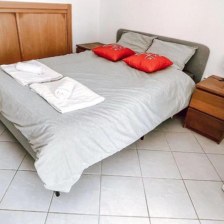 Seaside Room In A Peniche Townhouse Featuring A Private Bathroom And Shared Access To The Swimming Pool And Kitchen Atouguia Da Baleia Eksteriør bilde
