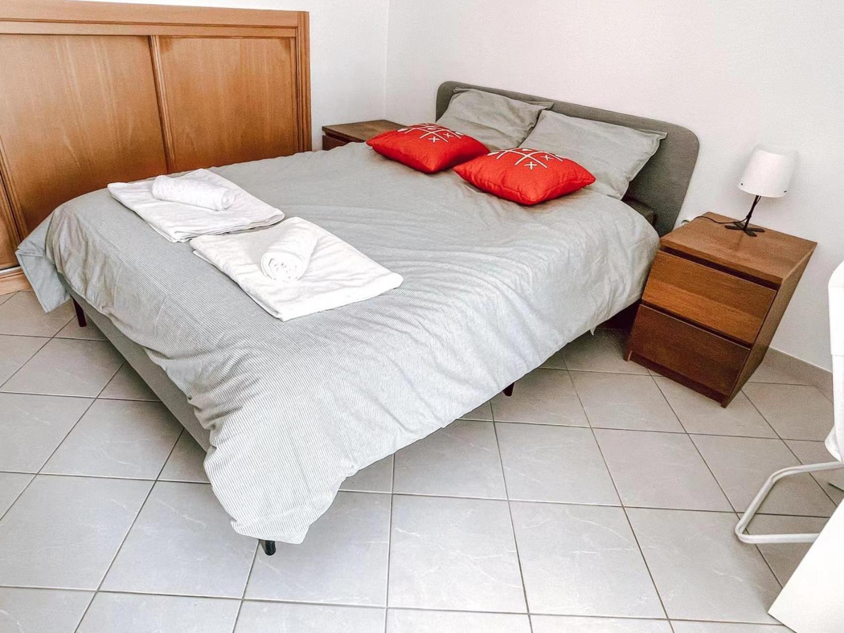 Seaside Room In A Peniche Townhouse Featuring A Private Bathroom And Shared Access To The Swimming Pool And Kitchen Atouguia Da Baleia Eksteriør bilde